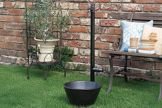 【【立水栓】】洗車や庭の植栽への水遣り、夏場の打ち水などに便利な立水栓。住まいに調和するシンプルでスタイリッシュなデザインです。※画像はイメージです。