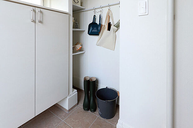 【【土間収納】】玄関脇にタイル敷きの収納スペースをご用意しました。屋内では汚れの気になるDIY用品や外遊びの道具、ベビーカーなどスペースを取る物の収納に便利です。※号棟により採用状況が異なります。