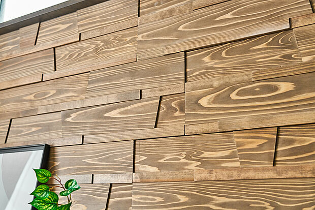 【【木もれ美】】厚みや幅の異なる国産杉材を貼り合わせた、独特の手触りや素材感。無垢材ならではの調湿効果と風合いが、居心地のよい空間を創ります。※号棟により採用状況・カラーは異なります。※画像はイメージです。