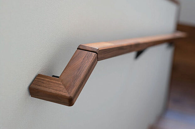 【【銘木無垢手摺/WOODRIUM】】なめらかな連続性、体重を支えやすい平らな断面、万が一の時とっさに握れる形状。無駄な出っ張りを避け、冷たさや硬さを感じにくい天然銘木無垢集成材を採用しています。※画像はイメージです。