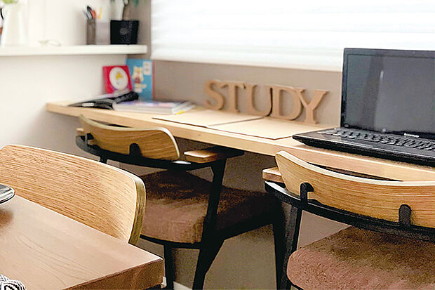 【【シェアカウンター】】リビングに配置したシェアカウンターは子どもの勉強を見守るリビング学習に最適。家事の合間に調べ物をしたり、家事と在宅ワークの両立にも役立ちます。※画像はイメージです。※号棟により採用状況が異なります。