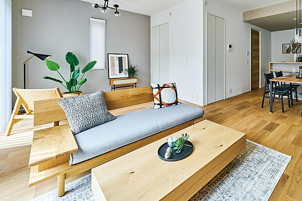 【【ワイドリビング】】家族が自然と集まり、それぞれ別々に過ごしていても繋がりを感じることができる開放感のあるLDK。日々の暮らしにゆとりと心地よさをもたらします。※号棟により採用状況が異なります。※画像はイメージです。