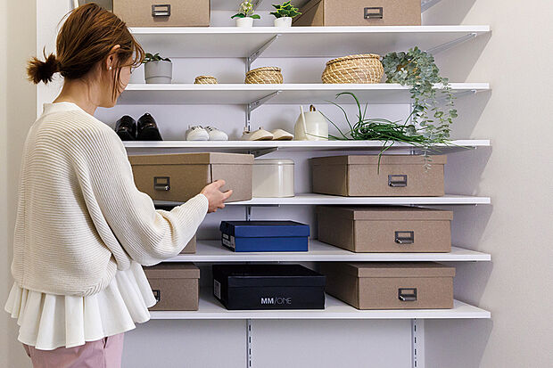 【【土間収納】】玄関脇にタイル敷きの収納スペースをご用意しました。靴のまま出入りができるので、ガーデニング用品や外遊びの道具などの収納に便利です。※号棟により採用状況が異なります。※画像はイメージです。