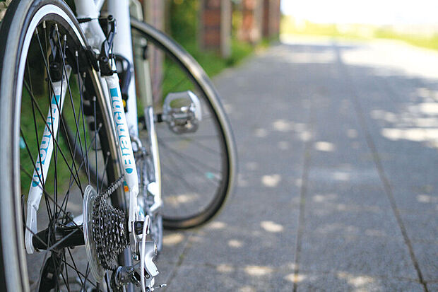 【【サイクルスペース】】日々の通勤通学やお買い物など、アクティブな暮らしをサポートする自転車を駐輪できるスペースをご用意しました。※号棟により採用状況が異なります。※画像はイメージです。