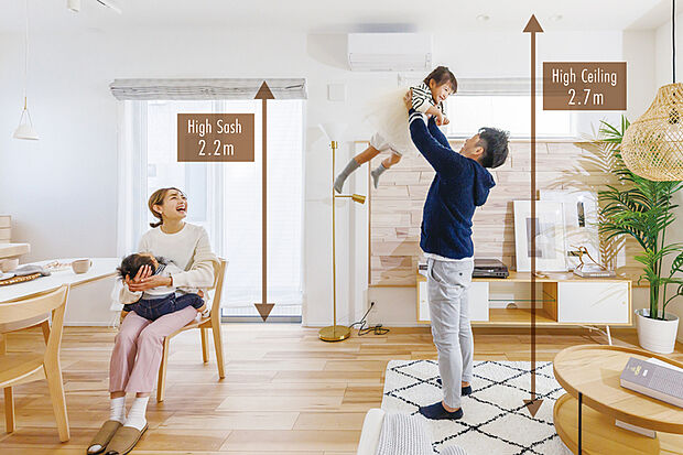 【【ハイシーリング・ハイサッシ】】リビングの天井高を2.7m、リビングの掃き出し窓の高さを床から2.2mに設定しました。※一部天井が下がる場合がございます。※画像はイメージです。