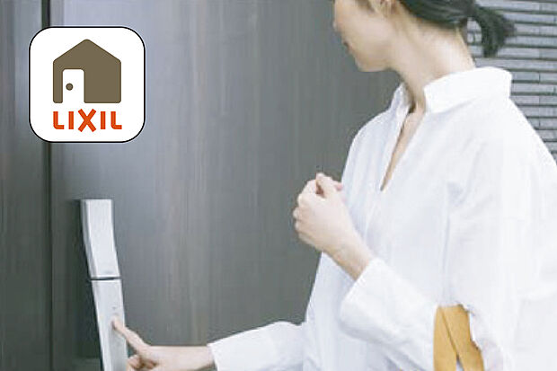 【【スマートロックシステム「FamiLock」】】スマートフォンやリモコンを使用して玄関ドアの施解錠を行うシステム。同じドアで一人ひとりがカギのタイプを選べます。