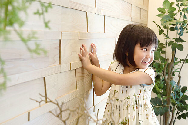 【【無垢材パネル「木もれ美」】】厚みや幅の異なる国産杉材を貼り合わせたアクセントパネル。無垢材ならではの質感が心地よい空間を創ります。※画像はイメージです。※カラーは号棟により異なります。