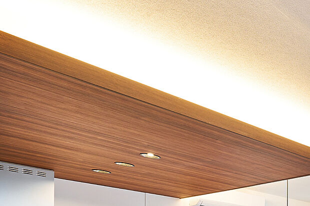 【【よくばりダウンライト】】リビング天井の調光機能付きダウンライトは、3つの色温度をカンタン切替え可能。気分やシチュエーションにあわせて気軽に照明の模様替えができます。※画像はイメージです。