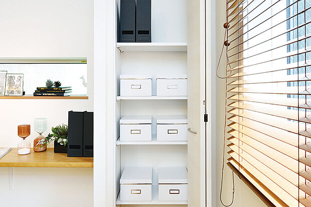 【【リビング収納】】消耗品のストックや掃除用具、文具など、生活感の出やすい小物の定位置として便利に活用できます。※画像はイメージです。