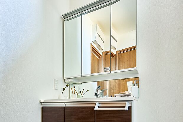 【【洗面化粧台/Panasonicシーライン】】拭き取りやすい水はねパネルを付けたサニタリー。機能性とデザイン性を兼ね備えた洗面化粧台です。