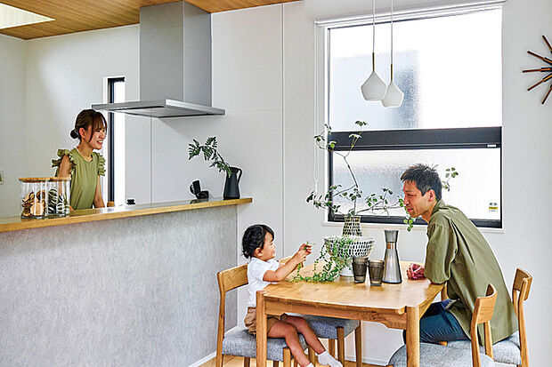 【【ハイオープンキッチン】】コミュニケーションが取りやすいハイオープンキッチン。料理や後片付けをしながら家族との会話を楽しめます。※号棟により採用状況が異なります。※画像はイメージです。