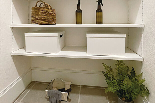 【【土間収納】】アウトドアグッズやガーデニンググッズ、ベビーカーなど外で使うアイテムを、スッキリ収納できます。※号棟により採用状況が異なります。※画像はイメージです。