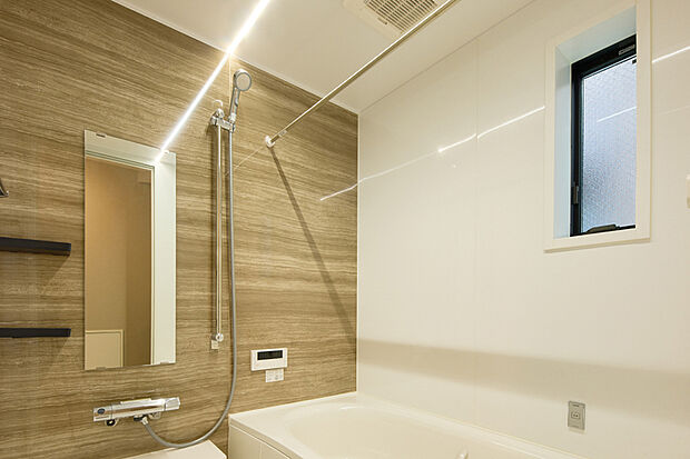 【【浴室/Panasonicオフローラ】】スマートな印象で空間全体を明るくする印象的な灯かり「フラットラインLED」や一時止水スイッチ付きのW水流シャワーなど、1日の疲れを癒すことができるゆったりとしたバスルームです。