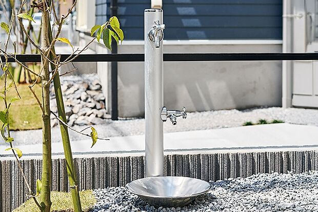 【【立水栓】】洗車や庭の植栽への水遣り、夏場の打ち水などに便利な立水栓。住まいに調和するシンプルでスタイリッシュなデザインです。※画像はイメージです。