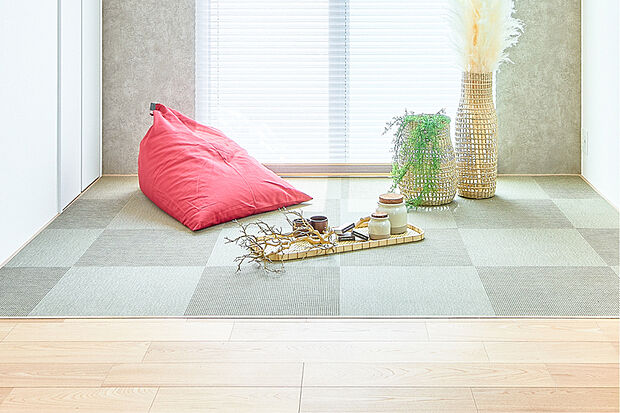 【【フラットDEN】】リビングとフラットにつながりながら、クッション性のあるテキスタイルフロアで緩やかにゾーニング。家事や遊び、運動など幅広く活用できます。※画像はイメージです。※号棟により採用状況が異なります。