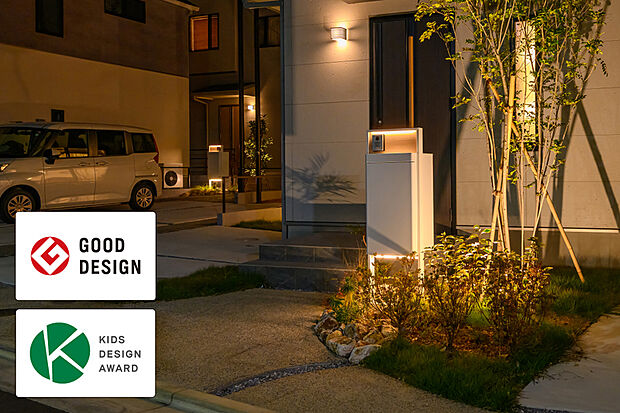 【【灯かりのいえなみ協定(R)】】暗くなるとLED外部照明が自動点灯。夜の街並みを美しく浮かび上がらせ、家を明るく照らすことで安全性を高める効果もあります。※照明の数や種類は号棟により異なります。
