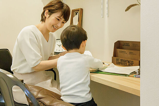 【【シェアカウンター】】リビングに配置したシェアカウンターは子どもの勉強を見守るリビング学習に最適。家事の合間に調べ物をしたり、家事と在宅ワークの両立にも役立ちます。※画像はイメージです。