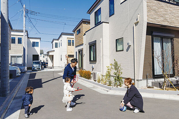 【【街に広がりとゆとりをもたらす街区内道路】】広々とした街区内道路は車の通り抜けがなく、住民以外の車の侵入も少ないため、安心安全に通行できます。※画像はイメージです。