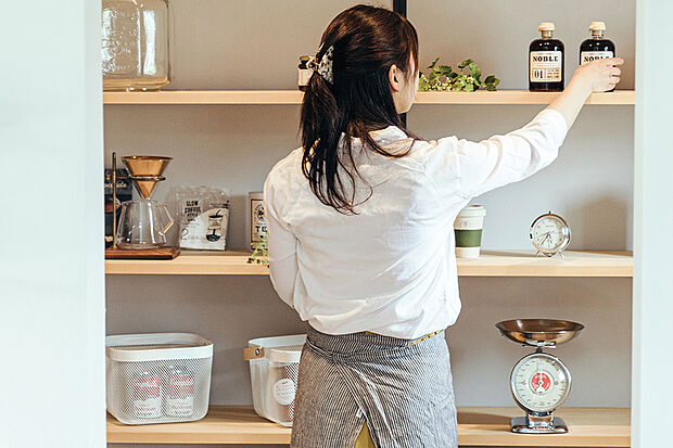 【【パントリー】】キッチン家電やキッチン用品などを収納しておけるパントリー。保存食や飲料なども保管しておけるので、いざという時の備えにも活躍します。※号棟により採用状況が異なります。※画像はイメージです。