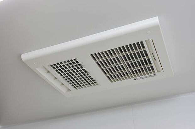 【【浴室換気乾燥機(100V)】】入浴後など、浴室を使った後に浴室にこもった湿気や水分を取り除きます。花粉が多い春や雨が多い梅雨時も、浴室干しできて便利です。