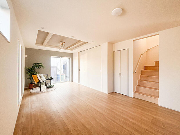 【4号棟　1階　LDK（18.0帖）】　南向きの明るく広々としたLDKに、対面式キッチンとリビングイン階段を採用◎家族が自然と集まり、会話が弾む空間で、のびのびと心地よい時間を過ごせます。