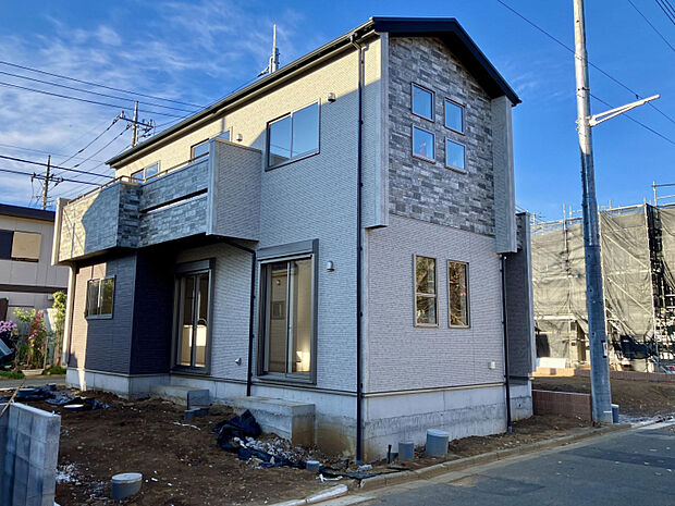 【3号棟　外観】　最寄りの西武池袋線「狭山ケ丘」駅までは徒歩8分の距離。「池袋」駅まで乗り換えがなく、都心に出やすい立地です。商業施設が多く集まる行政道路にもアクセスしやすく、生活利便性◎