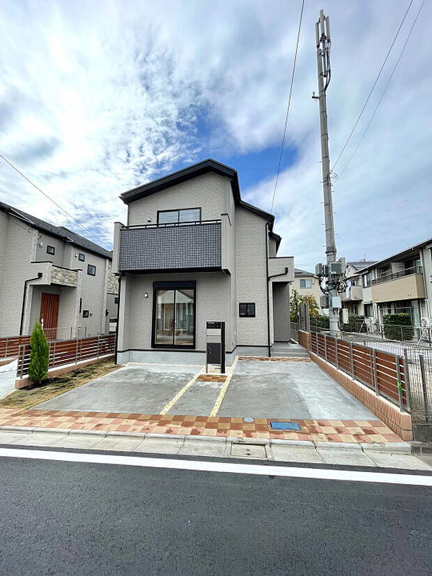 【1号棟　外観】　グレーを基調としたシックな印象の外観デザイン。リビング収納、全居室クローゼット付きの収納豊富な「4LDK」の住まいです。