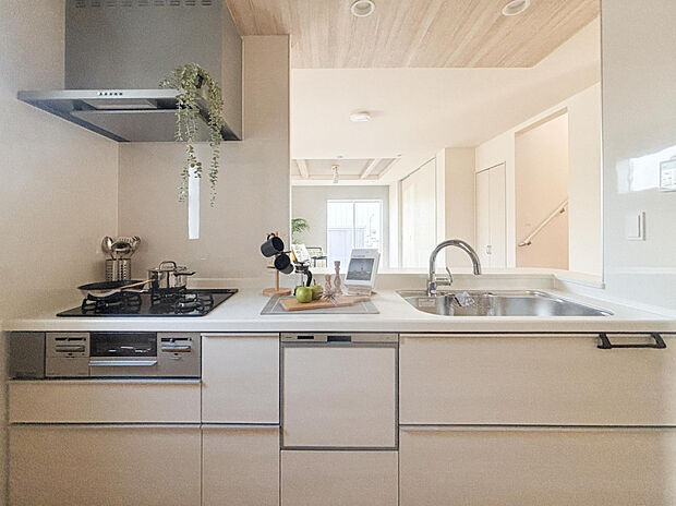 【【4号棟　1階　キッチン】】ご家族の様子を見守りながら料理ができる対面型システムキッチン◎ビルトイン仕様の食器洗乾燥機、浄水器一体型タッチレス水栓など、家事負担軽減につながる便利な機能を搭載しました。