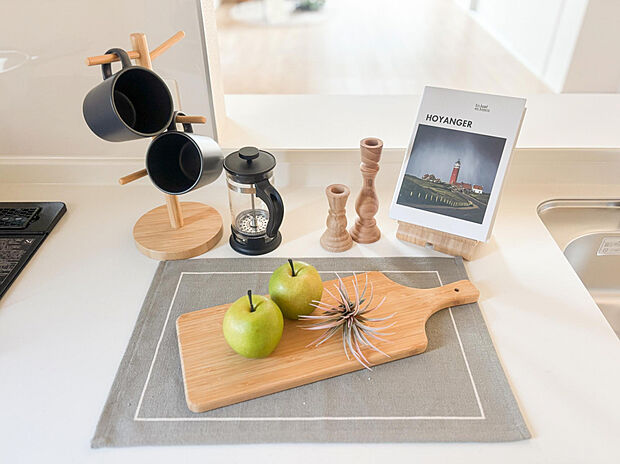 【【4号棟　1階　キッチン】】カウンターにはおしゃれでスタイリッシュな人造大理石を採用。水垢が目立ちにくく、お手入れも簡単です。広々とした作業スペースで、毎日の料理がもっと快適に◎