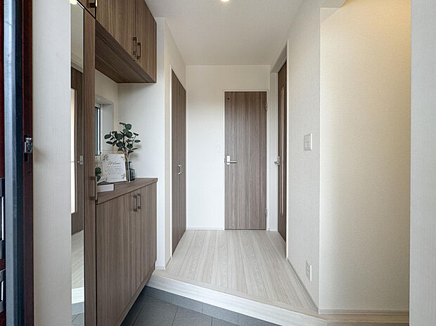 【【1階　玄関】】省エネ性能、劣化対策など、国から委託を受けた第三者機関のチェックを受け、「住宅性能評価書」をW取得◎完成してからは見えない、内部の構造にもご安心ください。