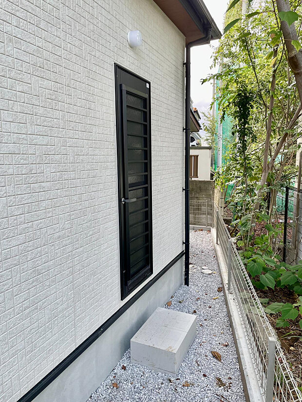 【【外観　勝手口】】勝手口を設けることでキッチンの採光や風通しもup◎