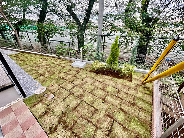 【【外観　庭　植栽】】外水栓の周りには芝と植栽が広がり、緑豊かな空間を演出。暮らしに自然の潤いをプラスします。