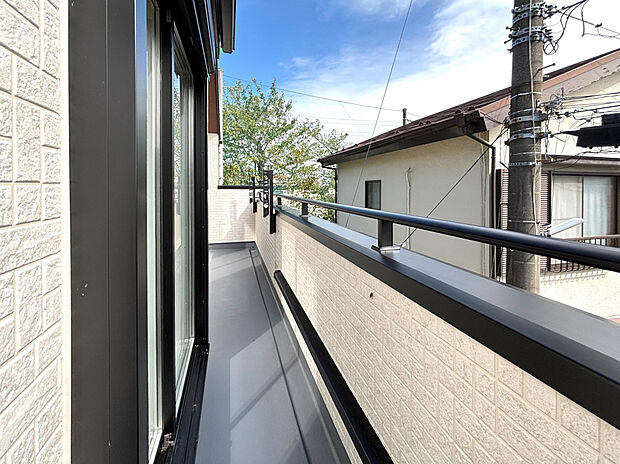 【【2階　バルコニー】】2部屋の洋室に面する続きバルコニー。可動式の物干しは、洗濯物が干しやすく太陽光もまんべんなく当てられます。