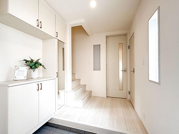 【【1階　玄関】】ホワイトを基調とした清潔感のある玄関。小窓から自然光が差し込み、明るく開放的な雰囲気です◎