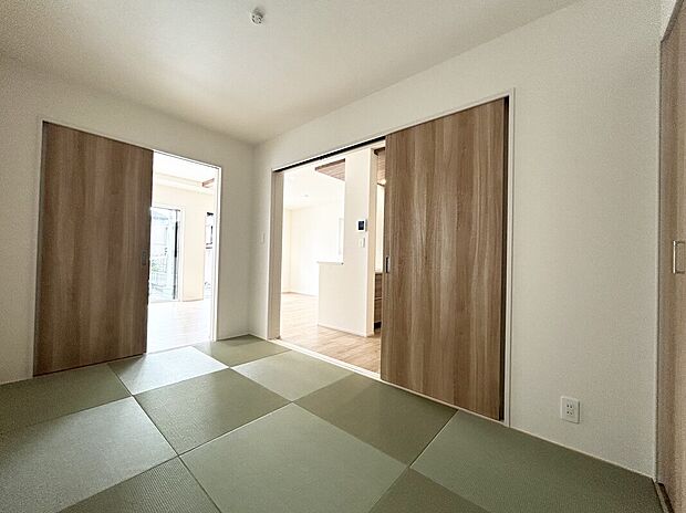 畳に座ったり、ごろんと寝転がった時の安堵感は独特のものです。多種多様にお使いいただけます。