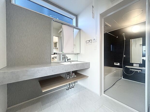 1号棟 洗面化粧台ワイドな洗面化粧台は朝のメイクやヘアセットなどの身支度もストレスなくこなせます。サニタリー収納もあるので、タオルなども綺麗に収納できて見た目もスッキリ♪