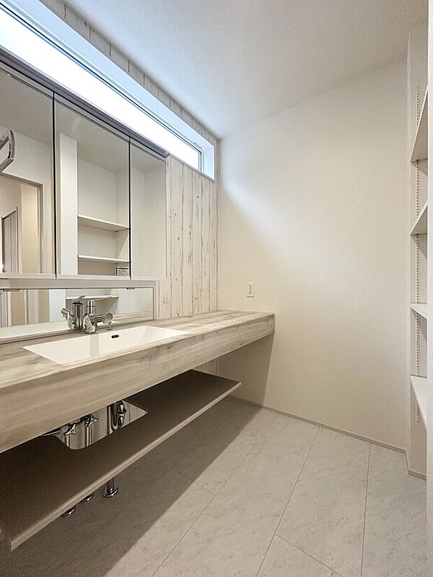 １号棟洗面室　新仕様のおしゃれなデザイン洗面台◎三面鏡の裏にも収納完備！