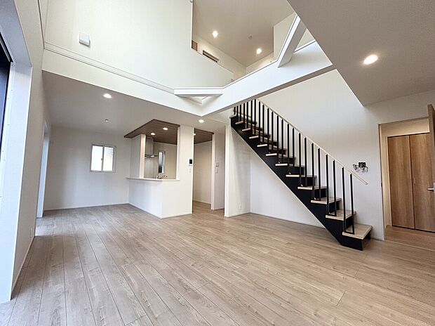 開放感あふれる吹抜けLDKに、目を引くリビングイン階段。デザイン性と居心地の良さを兼ね備えた、まるで注文住宅のような住まいです!