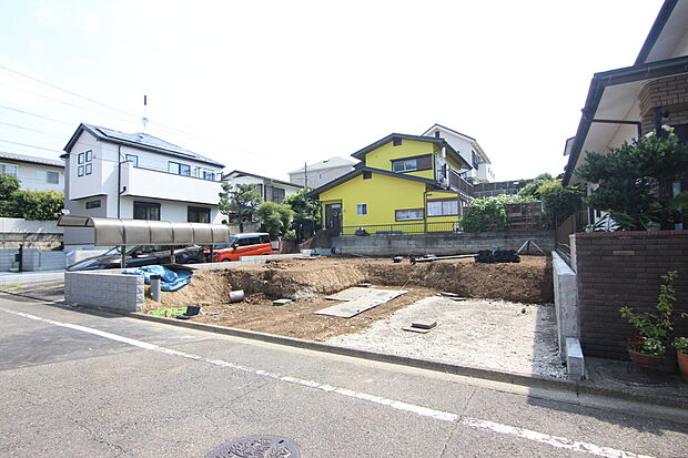 徒歩10分圏内に学校・スーパー生活施設が充実!20帖の広々LDK・床暖房・太陽光・食洗器完備!車2台並列駐車可能◎