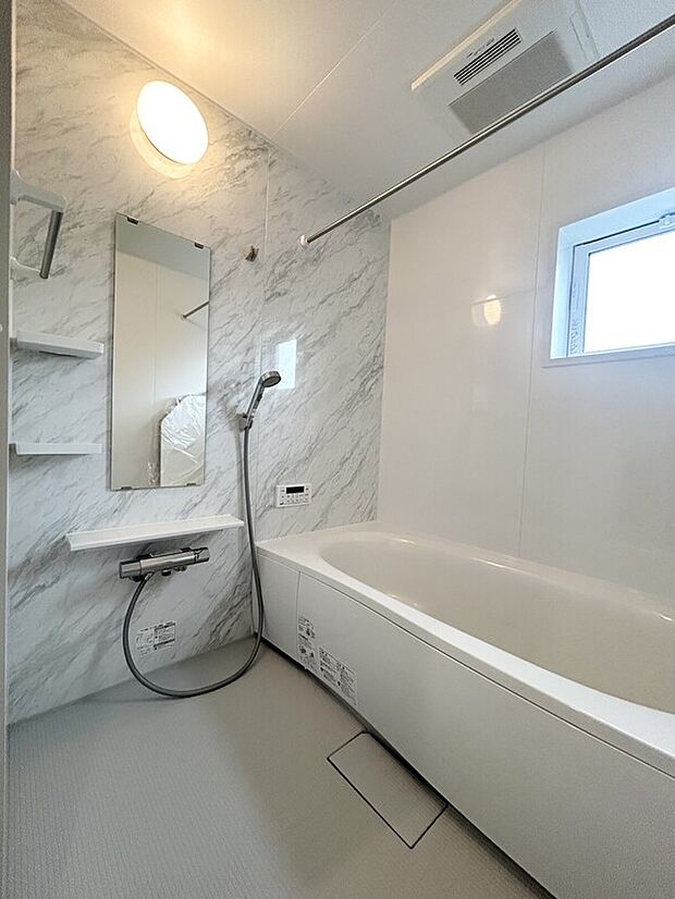 【３号棟　浴室】広々バスルーム。お子様とのふれあいの場所としても大切な空間。一日に疲れを癒す広々バスルームです。浴室乾燥機付きなので雨の日の洗濯はもちろん、換気が常にできてカビ防止に大活躍♪