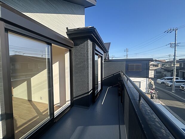 【バルコニー】日当たり良好なのはもちろん、主寝室・洋室の2つの窓から出られる仕様で、洗濯物がたくさん干せる広々ワイドバルコニーです。