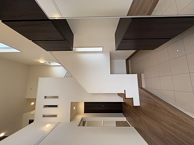 【玄関】吹抜けで味わえる圧巻の開放感のある玄関。窓から光が差し込み明るい玄関を
是非現地にて体感して頂ければと思います。