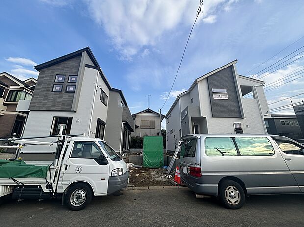 【外観(3)】落ち着いた街並みに調和する外観。駐車スペースも確保し、ゆとりある住まいを演出。