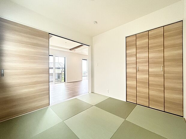 【和室】畳に座ったり、ごろんと寝転がった時の安堵感は独特のものです。やさしい手触りや素朴なぬくもりが安らぎを与えてくれます。