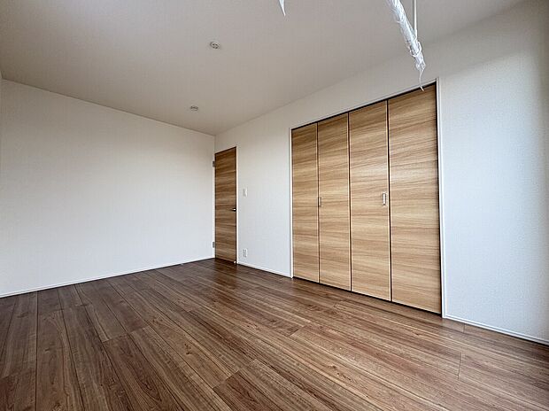 【洋室】朝日をあびて、体内時計をリセット。清々しい朝の光をあびて、すっきりと目覚める。一日のスタートに大切な日当たりを家族のために。