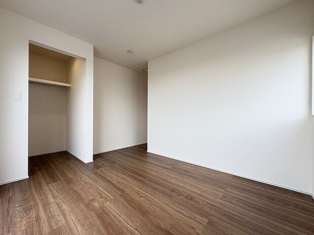 【洋室】収納付き全居室なのでとても便利な仕様です♪お洋服がたくさんのご家族も安心です☆