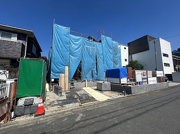 【外観「ゆとりある住まい」】落ち着いた街並みに調和する外観。駐車スペースも確保し、ゆとりある住まいを演出。