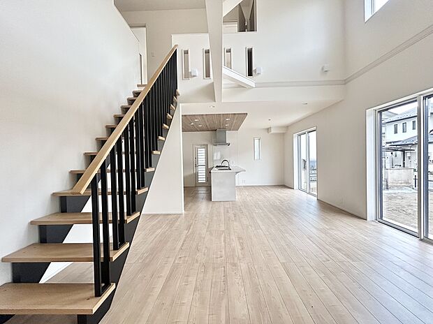 【LDK】LDK(20帖)はリビング吹き抜けを採用し、明るく広々空間を演出しています♪