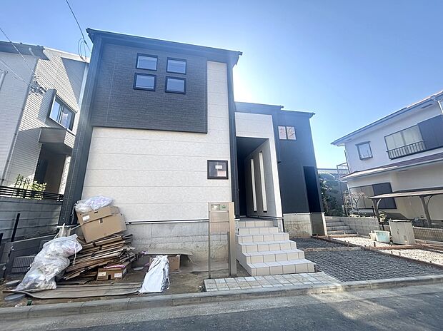 【街並みとの調和】低層住宅街に馴染む佇まい。周囲との調和を大切にした設計が魅力です。