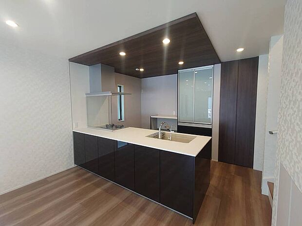 フルオープンキッチン、カップボードも標準にて設置しています!